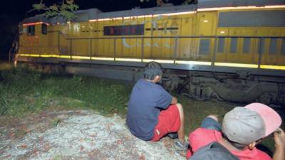 Los migrantes esperan el tren en Palenque, estado de Chiapas, México. (AFP)