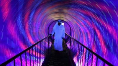 Un visitante inspecciona una obra de arte en el Museo de las Ilusiones en Al Seef cerca de Dubai Creek en el emirato del Golfo de Dubai, Emiratos Árabes Unidos. EFE