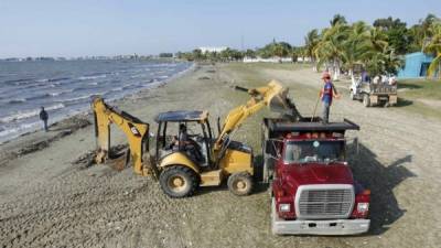 Equipo de la alcaldía de Puerto Cortés daba ayer los últimos retoques a la Playa Municipal, decenas de toneladas de basura fueron retiradas del lugar.
