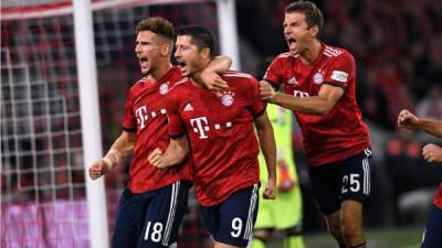 Robert Lewandowski celebra con Leon Goretzka y Thomas Müller. Foto AFP