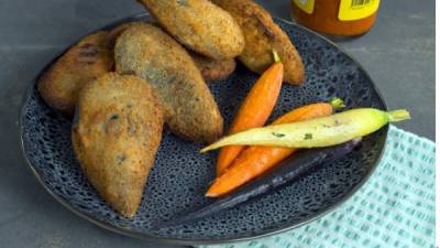 Servir los mejillones con zanahorias rostizadas.