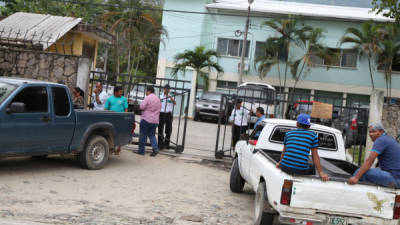 Tres cuerpos que fueron reconocidos por análisis de ADN, fueron entregados ayer a sus familiares en San Pedro Sula.