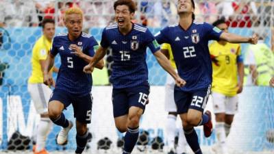 Yuya Osako (centro) corre a celebrar su gol para el triunfo de Japón ante Colombia. Foto AFP