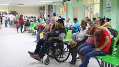 Pacientes en la sala de espera del hospital Mario Catarino Rivas.