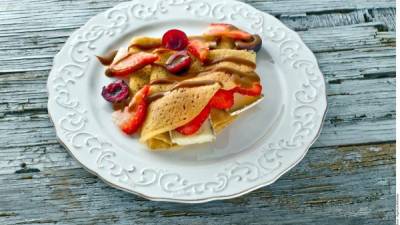 Decorar las crepas con dulce de leche y fruta fresca.