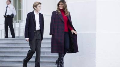 Melania Trump y su hijo Barron recibieron ayer en la entrada de la Casa Blanca el árbol navideño que lucirá en la residencia presidencial en las próximas fiestas, el primero desde que Donald Trump fue elegido presidente hace un año.