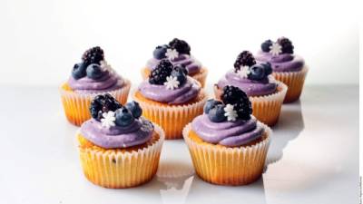 Decorar los muffins con moras frescas.