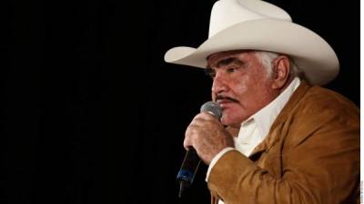 Vicente Fernández continúa en terapia intensiva.