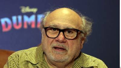 'Estoy bien, estoy bien', comentó Danny DeVito después de su caída durante una conferencia de prensa en México. Foto Reforma