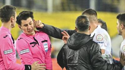 Árbitro fue golpeado por el presidente del Ankaragucu en el futbol de Turquía.