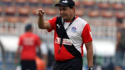 Nahún Espinoza sigue siendo el entrenador del Olimpia.