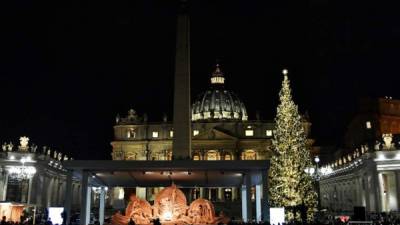 Un monumental nacimiento hecho este año con arena de playa y el árbol de Navidad fueron inaugurados este fin de semana en la Plaza de San Pedro en el Vaticano faltando tres semanas para festejar la Noche Buena.