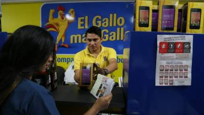 Una cliente canjea su cuponera de LA PRENSA por el teléfono móvil Airis en la tienda de El Gallo más Gallo de la tercera avenida de San Pedro Sula.