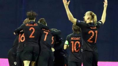 Los jugadores de Croacia celebran uno de los goles contra España. Foto EFE