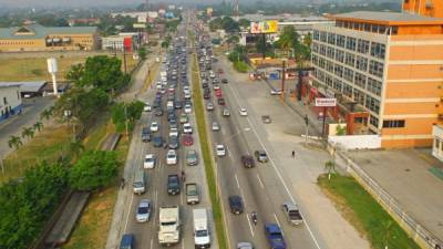 En horas de la mañana, el tráfico en el sector norte es bastante cargado. Fotos/drone: Franklyn Muñoz.