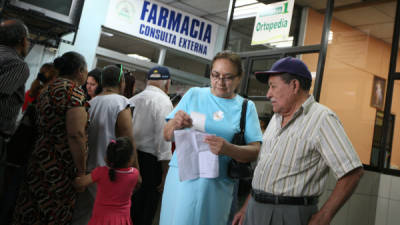 Olga Benavides y Juan Henríquez se quejaron por la falta de citas.