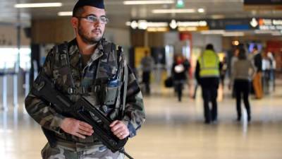 Revisarán celulares y computadoras personales en los controles de seguridad.