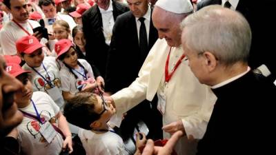 El papa Francisco visitó un centro de refugio de niños migrantes en la ciudad de Calabria, Italia.