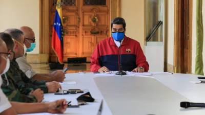 Folleto publicado por la presidencia de Venezuela que muestra al presidente venezolano Nicolás Maduro hablando durante un anuncio televisado sobre la pandemia del nuevo coronavirus, COVID-19, en el Palacio Presidencial de Miraflores en Caracas, el 22 de marzo de 2020.