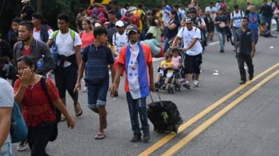Miles de migrantes hondureños emprendieron este domingo su caminata desde la mexicana Ciudad Hidalgo (sur) con dirección a EEUU.