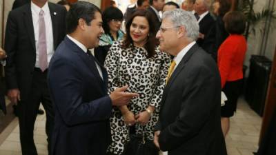 El Presidente Juan Orlando Hernández junto a la Primera Dama Ana García en las oficinas de National Geographic.