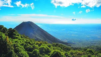 El volcán Izalco del Parque Nacional Cerro Verde. Su actividad hizo que se formara un cono de 650 metros.