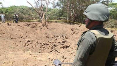 Soldados nicaraguenses custodian la zona del cráter ocasionado por el meteorito.