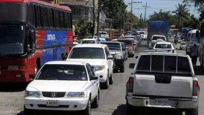 En las calles de La Ceiba se forma un caos. Foto: Samuel Zelaya