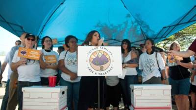 Miembros de campaña 'Familias Libres y Seguras de Tucson'. EFE