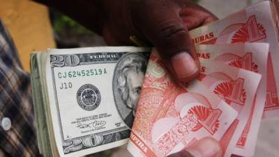 La moneda hondureña retrocedió unos tres centavos esta semana ante la divisa norteamericana.