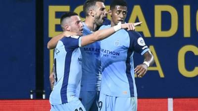 Choco Lozano celebra con Christiano Stuani el gol de la victoria del Girona en Villarreal. Foto AFP