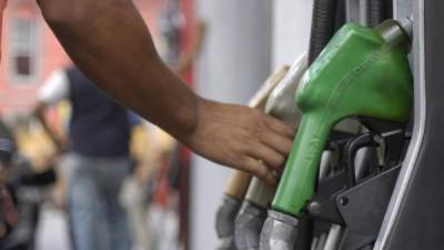 Las leves rebajas al precio de los carburantes será a partir del lunes en todo Honduras. Foto Archivo.