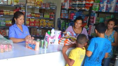 Compradores en el Banasupro del barrio La Puerta.