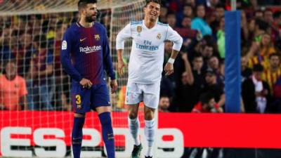 Cristiano Ronaldo fue lesionado por Piqué en el Camp Nou. FOTO EFE.