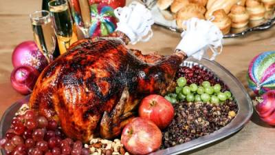 A disfruta de un rico pavo relleno preparado en casa.