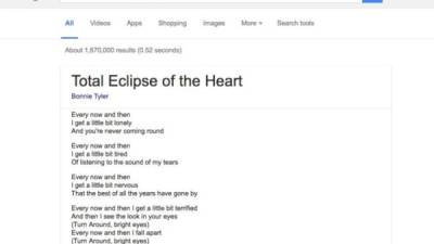 Captura de pantalla con la letra de 'Eclipse total del amor' (Total eclipse of the heart), de la cantante británica Bonnie Tyler.
