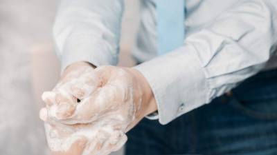 Una de las medidas preventivas básicas es el lavado correcto de manos.