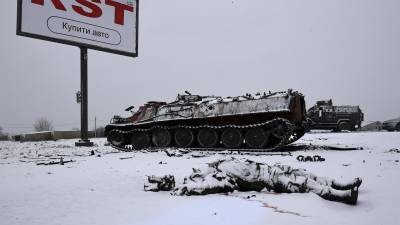 El cuerpo de un soldado ruso junto a su tanque destruido por las tropas ucranianas en las afueras de Kiev. (Imágenes sensibles)