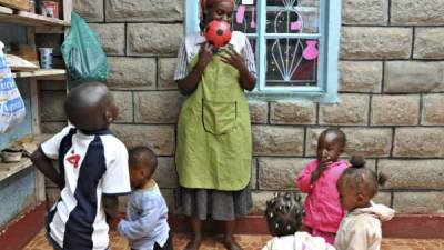 Varios niños juegan en una guardería en Kenia. (Desirée García / EFE).