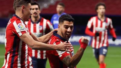 El delantero uruguayo del Atlético de Madrid Luis Suárez (dcha) celebra con Llorente su gol ante el Getafe durante el partido de la jornada 16 de Liga en el estadio Wanda Metropolitano de Madrid. EFE/Juanjo Martín