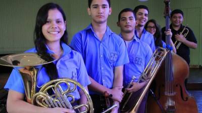 Los músicos Paola López, Jared Morales, Sergio Sabillón, Miguel Bustillo y Stefanie Hernández junto al maestro de violín, Emmanuel Sampang.