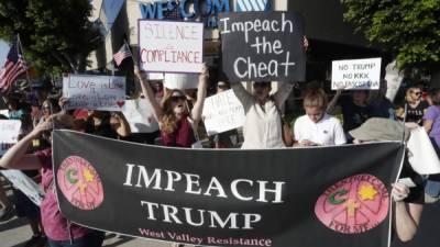 Manifestantes fueron registrados este jueves frente a la oficina del representante de Estados Unidos Brad Sherman para pedir la destitución del presidente Donald J. Trump y en solidaridad con las víctimas de Charlottesville, en Sherman Oaks (California, EE.UU.). EFE