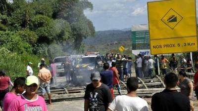 La ciudad brasileña de Pacaraima, fronteriza con Venezuela, vivió momentos de tensión este fin de semana con un enfrentamiento entre locales e inmigrantes venezolanos cuyos campamentos improvisados fueron destruidos e incendiados.