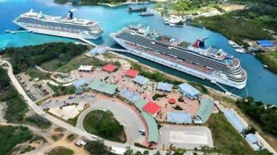 Vista aérea de Roatán, Islas de la Bahía, con cruceros arribando al puerto.