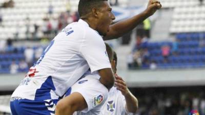 Acosta festejando uno de los goles en la goleada del Tenerife. FOTO LA LIGA.