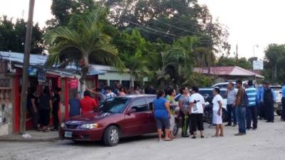 Curiosos se aglutinaron frente a la pulpería donde ocurrió el crimen.