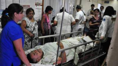 Un enfermo recibe atención médica en El Salvador. Foto: El Diario de Hoy