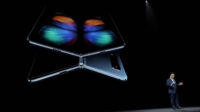 El teléfono inteligente Samsumg Galaxy Fold fue presentado hoy en San Francisco, California.