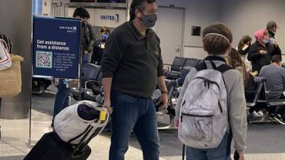 Las imágenes de Ted Cruz en el aeropuerto se viralizaron en redes sociales donde miles expresaron su indignación por el viaje del senador a Cancún mientras Texas se congela./Twitter.