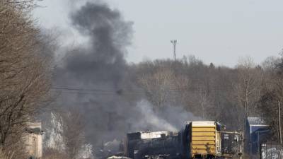 Las autoridades sanitarias de EEUU afirman que el aire y el agua de un pueblo de Ohio donde se descarriló un tren que transportaba material tóxico han sido testados.
